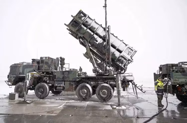 Theo các báo cáo, ví dụ như tên lửa "Patriot" do Mỹ sản xuất, tương tự như hệ thống tên lửa S-300 do Nga sản xuất về hiệu suất phòng không và chống tên lửa; nhưng vũ khí phòng không đắt tiền như vậy do phương Tây viện trợ, có số lượng rất hạn chế. 