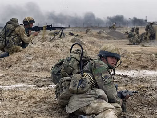 Ngoài ra, toàn bộ lãnh thổ Iraq phần lớn là sa mạc bằng phẳng, địa hình thiếu hiểm trở, cũng là một trong những nguyên nhân dẫn đến thất bại nhanh chóng. Trong khi đó, bối cảnh quốc tế khi đó là đơn cực, không có quốc gia nào đủ sức mạnh để "chống lưng" cho Iraq. 
