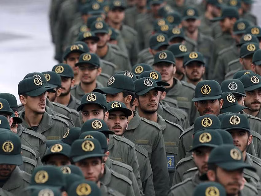 Một điều quan trong là sức mạnh phòng thủ quân sự của Iran cũng khó có thể để quốc gia nào dễ "bắt nạt". Nhà lãnh đạo tinh thần Iran Khamenei nói: "Trong lịch sử, chưa có quốc gia nào có thể chinh phục đất nước Iran".
