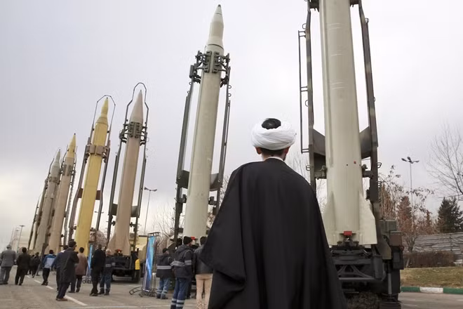 Đã hơn 40 năm kể từ cuộc Cách mạng Hồi giáo ở Iran (năm 1979), và tình hình Iran hiện nay nói chung là ổn định. Vậy liệu có một cuộc chiến giữa Iran và Mỹ? Theo các phân tích là không có khả năng; mặc dù thực lực của Iran so với Mỹ là quá lớn, nhưng khả năng chiến thắng của Mỹ trước Iran là không lớn.