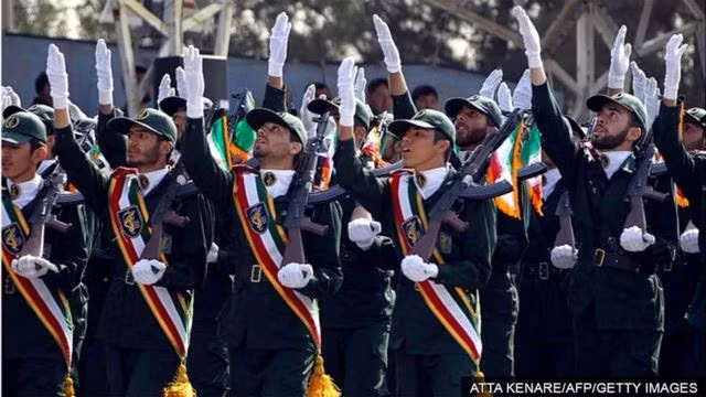Hãy nhớ lại rằng trong cuộc chiến tranh Iran-Iraq (1980 -1988), Iran đã phải gánh chịu 1,05 triệu thương vong, trong khi thương vong của Iraq chỉ là 430.000 người. Iraq bị Mỹ đánh không còn sức đánh trả, trong khi đó, Iran cố gắng cũng không hạ bệ được Tổng thống Saddam Hussein.