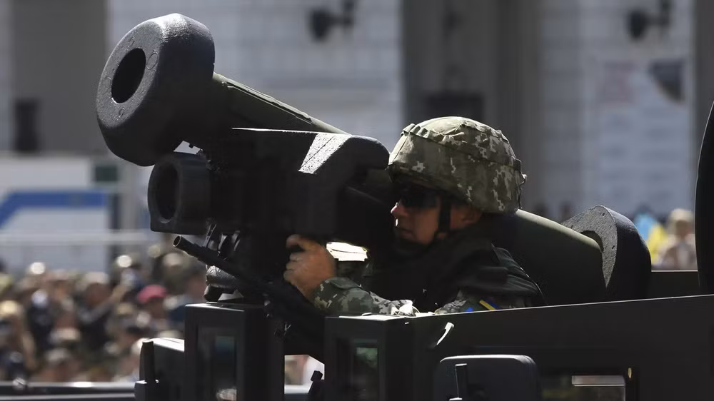 Hiện Quân đội Ukraine đang tích cực đưa vũ khí hạng nặng vào chiến đấu, bao gồm xe tăng, pháo và những loại vũ khí do phương Tây viện trợ. Bằng chứng là các tổ hợp chống tăng NLAW của Anh và Javelin của Mỹ, được dân quân thu giữ làm chiến lợi phẩm.
