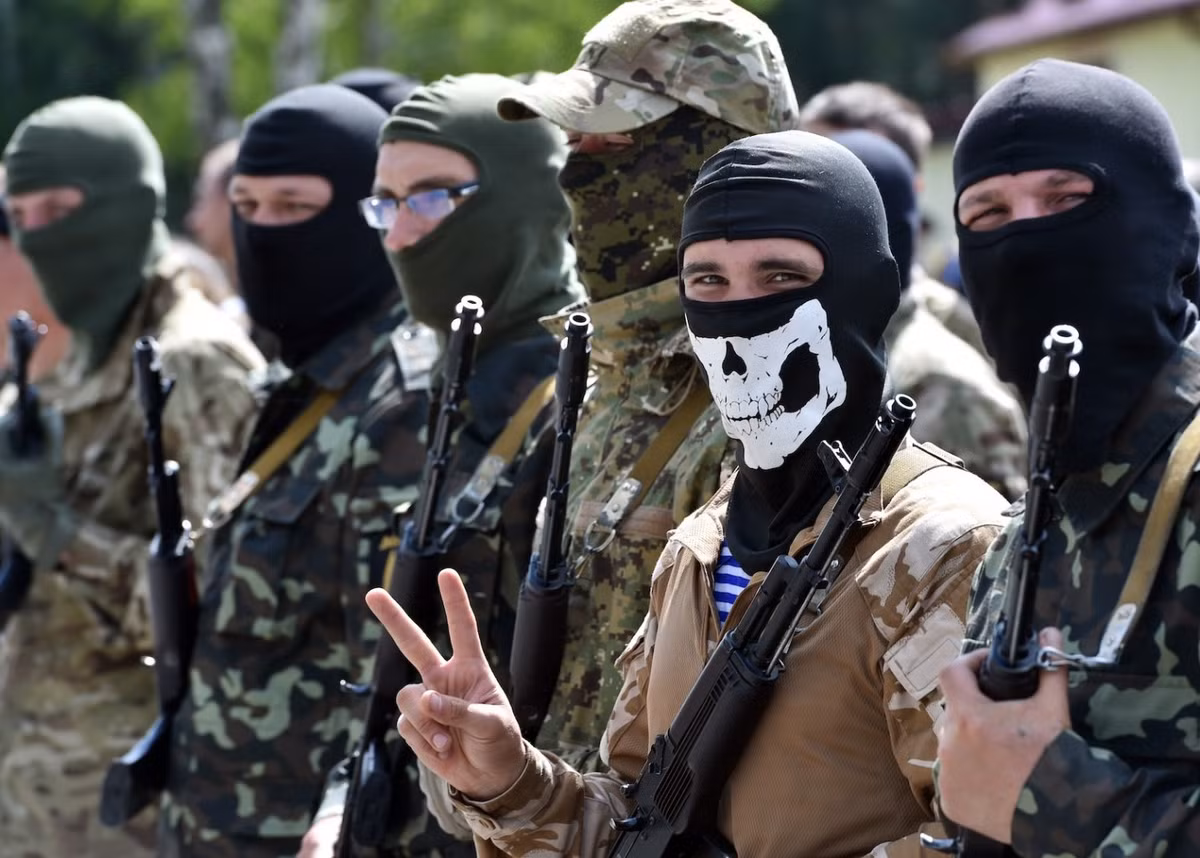Hiện Quân đội Ukraine và lực lượng dân quân cực hữu phòng ngự trong thành phố Mariupol, đang lâm vào tình thế vô vọng, khi liên lạc với trên bị cắt đứt, không có lực lượng tiếp viện; do vậy có thể Mariupol có thể bị dân quân chiếm trong vài ngày tới.