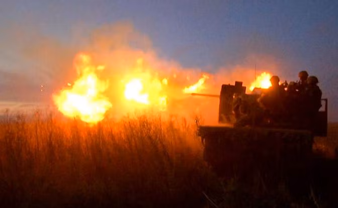 Thông tin thứ ba là Quân đội Nga đã nối lại cuộc tấn công ở khu vực Kupyansk, nhưng vẫn còn hạn chế về quy mô và có lẽ vẫn đang trong giai đoạn “hỏa lực chuẩn bị”. Một nguồn tin phương Tây cho rằng, Ukraine có thể chủ động sơ tán khỏi Kupyansk trong vòng 3 tháng tới.