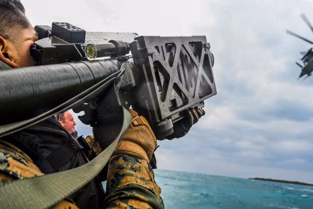 Theo thông tin từ dân quân DPR, một chiếc trực thăng của Ukraine bị bắn rơi gần thành phố Mariupol, bởi chính bằng loại tên lửa phòng không vác vai Stinger của Mỹ, đã viện trợ cho Ukraine trước đó, bị quân Nga thu được và tái trang bị cho lực lượng dân quân DPR.