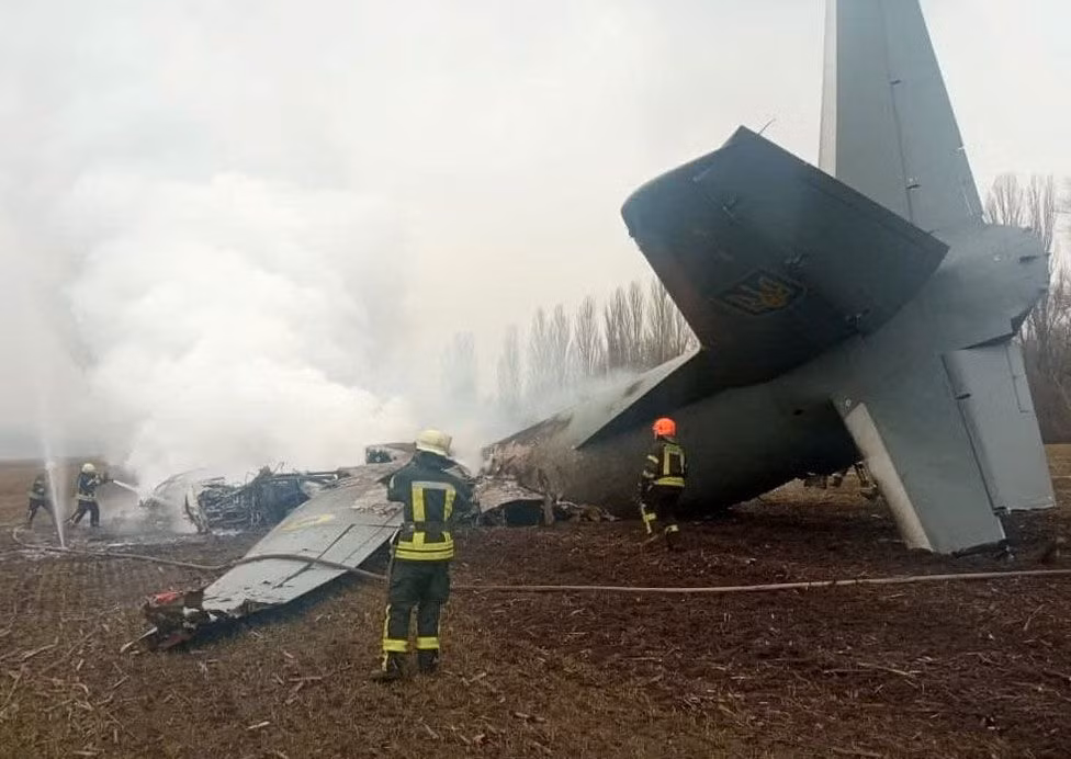Lực lượng Không quân Nga tiếp tục kiểm soát vùng trời Ukraine, phá hủy những gì còn “sót lại” của không quân Ukraine. Các cuộc tấn công được thực hiện cả trên sân bay của Ukraine và máy bay đang xuất kích.