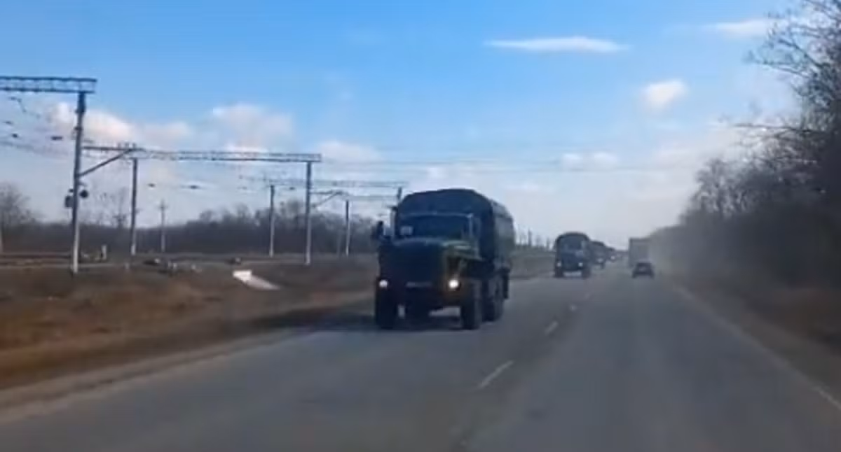 Còn cách đây vài giờ, người dân vùng Belgorod của Nga, đã quay được đoạn video cho thấy một lực lượng lớn thuộc Lữ đoàn cơ giới đặc biệt 141 mang tên Akhmat Kadyrov (nguyên Tổng thống của nước cộng hòa tự trị Chechnya thuộc Nga từ tháng 10/2003 đến tháng 5/2004), đang tiến về biên giới Ukraine.