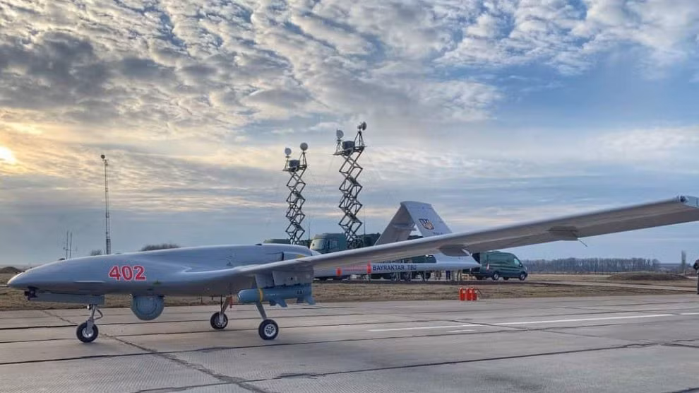 Năm 2020, Thổ Nhĩ Kỳ đã đồng ý chuyển giao công nghệ sản xuất UAV TB2 cho phía Ukraine; ngoài ra, Mỹ và Canada cung cấp thiết bị điện tử. Nhà chức trách Kiev thông báo, việc sản xuất UAV TB2 sẽ bắt đầu từ tháng 12/2021, nhưng không có thêm thông tin chi tiết.