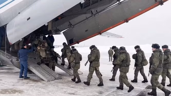 Sau những thương vong nặng nề do lực lượng bạo loạn gây ra, chính phủ Kazakhstan vào ngày 7/1 đã ra lệnh nổ súng mà không báo trước cho quân bạo loạn. Cuộc xung đột diễn ra trên diện rộng hơn so với giai đoạn đầu của Chiến tranh Syria bắt đầu vào năm 2011.