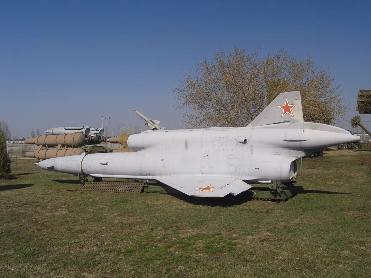 Một điều đáng chú ý là sau khi Liên Xô tan rã, Ukraine sở hữu đại đa số UAV Tu-141 nên sẽ là mối đe dọa rất lớn đối với Nga. UAV Tu-141 có tầm hoạt động 1.000 km nên có thể tấn công các mục tiêu sâu trong lãnh thổ Nga. Tu-141 của quân đội Ukraine đã thể hiện khả năng tấn công chính xác, nỗ lực ban đầu đã đánh thẳng vào 2 căn cứ quân sự quan trọng của Nga. 