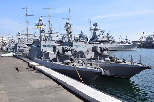 Do các tàu lớn của Hải quân Ukraine đã bị đánh hư hỏng hoặc chìm, nên Hải quân Ukraine chỉ còn duy nhất tàu tuần tra lớp Gyurza-M. Đây là loại tàu tuần tra hạng nhẹ chủ lực của hải quân Ukraine trước kia, có lượng choán nước dưới 50 tấn.