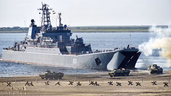Odessa nằm cách 300 km về phía tây của bán đảo Crimea mà Nga sáp nhập từ 2014, Odessa là thành phố chiến lược của cả Ukraine và Nga, sự sụp đổ của thành phố này sẽ gây ra những hậu quả đáng kể, không chỉ đối với hai quốc gia mà còn đối với cả vùng Biển Đen rộng lớn.