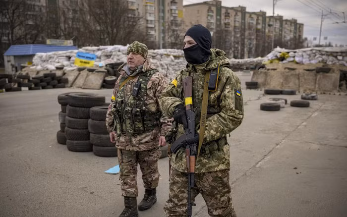 Quân đội Ukraine đã thiết lập các vị trí phòng thủ trên khắp Odessa, áp đặt lệnh giới nghiêm và thiết lập các chốt chặn ở tất cả các lối vào thành phố một triệu dân này. Các cảng đã bị đóng cửa để vận chuyển thương mại, trong khi việc sơ tán dân thường đã bắt đầu. 