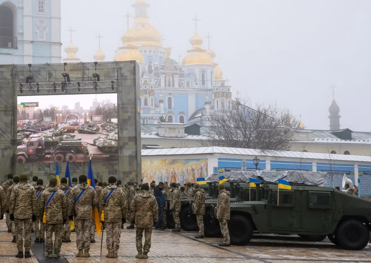 Người phát ngôn của Bộ Ngoại giao Nga Maria Zakharova cho biết: “Ukraine đang được bơm đầy vũ khí, chúng ta đang nói về việc phương Tây vũ trang cho Quân đội Ukraine với những hợp đồng trị giá hàng triệu USD; ngoài ra còn là việc đưa quân đến Ukraine, dưới vỏ bọc là những chuyên gia quân sự”.