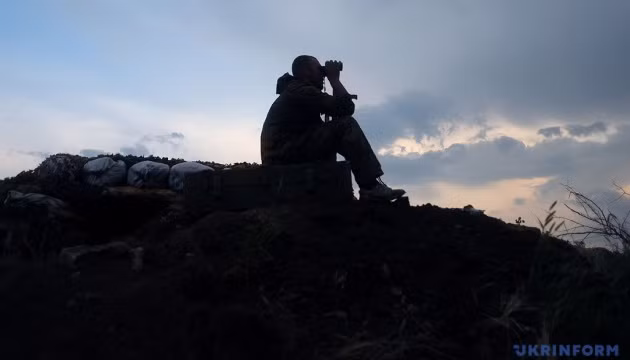 Trong ngày hôm qua, lực lượng dân quân ly khai đã vi phạm lệnh ngừng bắn ở miền đông Ukraine bốn lần bằng cách sử dụng súng phóng lựu và súng máy hạng nặng gần Talakivka (cách Mariupol 17km về phía đông bắc). Quân đội Ukraine cũng bắn trả quyết liệt.