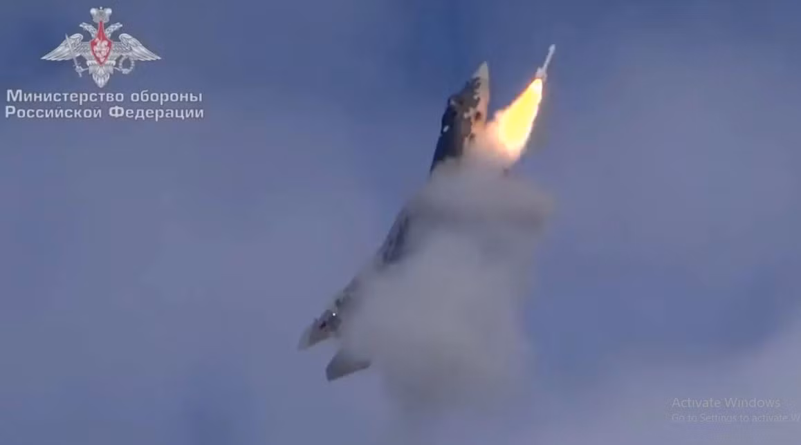 Các lớp tên lửa mới được Nga phát triển, sẽ giúp Su-57 tấn công các mục tiêu là các vật thể bay cũng như và các mục tiêu mặt đất ở cự ky xa hơn những loại tên lửa, mà các đối thủ nước ngoài có thể làm được; Military Watch viết.
