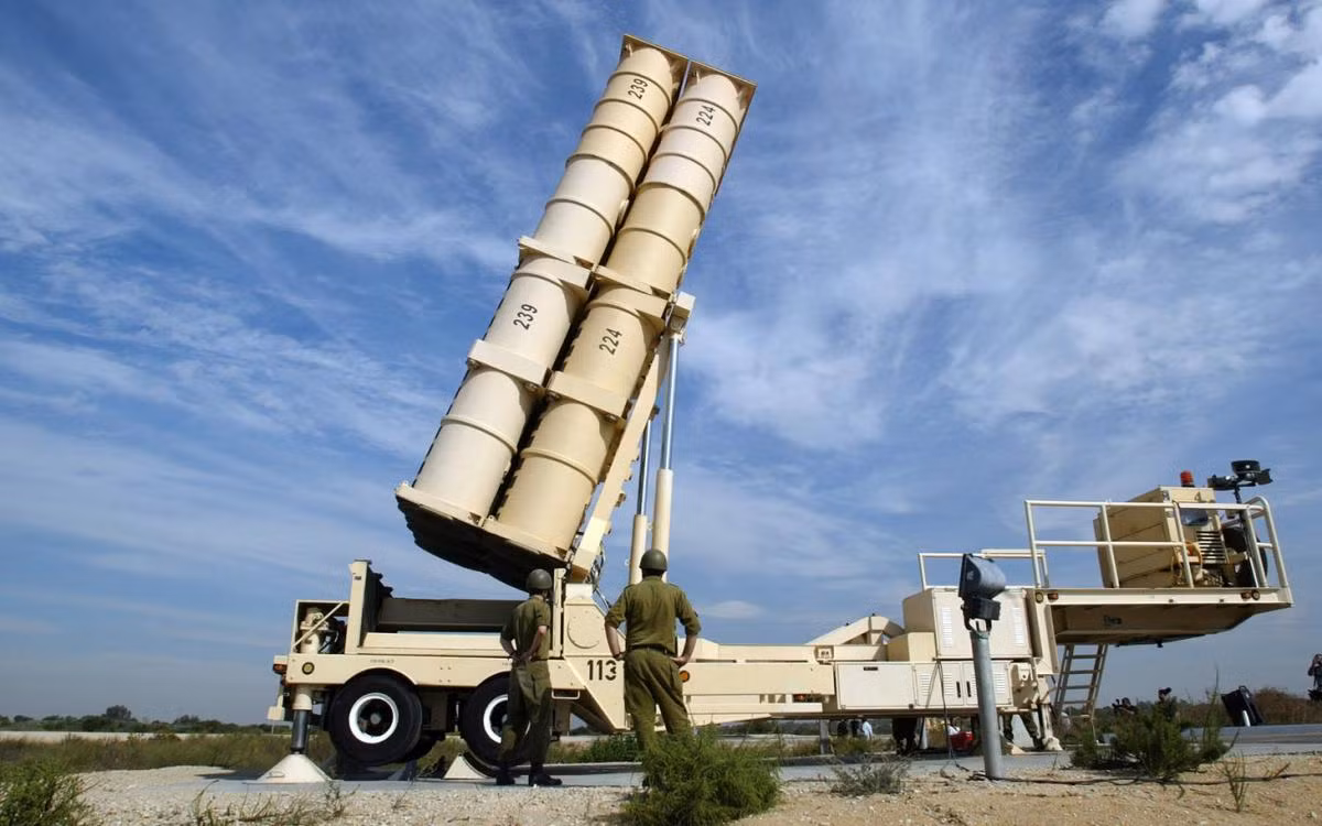 Israel cũng là quốc gia tiên phong trong việc xây dựng hệ thống phòng thủ nhiều lớp. Nhà nước Do Thái đã trang bị cho mình một lá chắn Phòng thủ tên lửa đạn đạo (BMD) nhiều lớp, bao gồm Arrow 2, Arrow 3, Barak-8, Vòm sắt và Tia sắt (dựa trên tia laser).