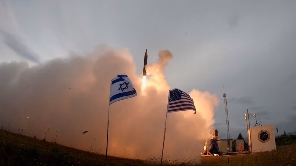 Theo lịch sử hợp tác kéo dài hàng thập kỷ giữa Israel và Mỹ trong việc phát triển Hệ thống vũ khí phòng không Arrow; vào tháng 2/2021 , Mỹ và Israel đã tuyên bố sẽ cùng nhau thiết kế và phát triển hệ thống phòng không thế hệ tiếp theo Arrow-4.