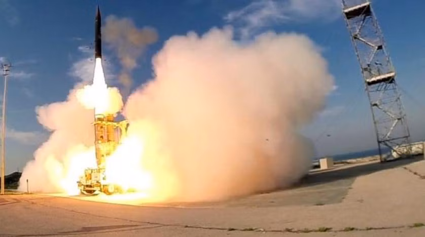 Tên lửa Arrow 2 và 3 tạo thành lớp trên cùng của lá chắn phòng thủ Israel, đều do công ty quốc phòng Israel Aerospace Industries (IAI) của Israel và Boeing của Mỹ hợp tác phát triển.