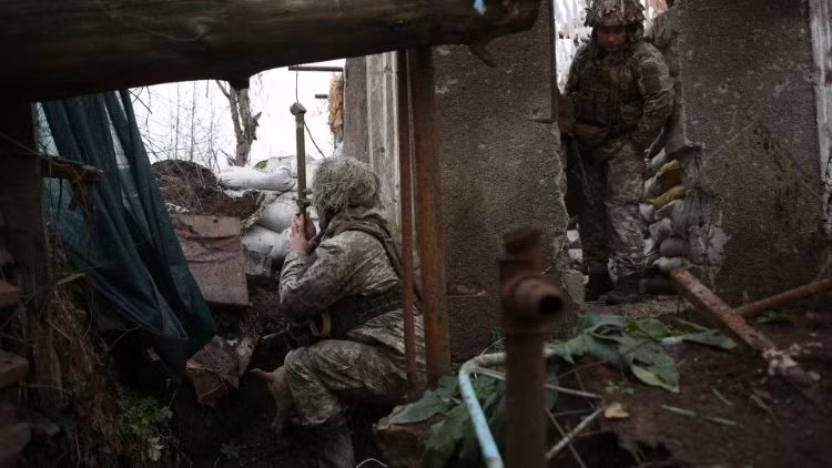 Người phát ngôn Quân đội Nga cho biết, quân đội Ukraine đã bị loại khỏi vòng chiến đấu hơn 560 binh lính khi cố gắng tấn công; 26 xe tăng và 23 máy bay không người lái của Ukraine đã bị phá hủy, 2 máy bay cường kích Su-25 bị bắn hạ.