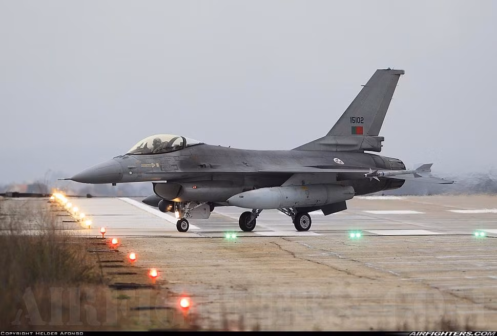 Về điểm hạn chế, trước hết F-16 là một máy bay chiến đấu hạng nhẹ, với bán kính chiến đấu hạn chế là 550 km; nếu mang nhiều vũ khí với nhiệm vụ tấn công mặt đất, khả năng hoạt động của F-16 sẽ rất ngắn.