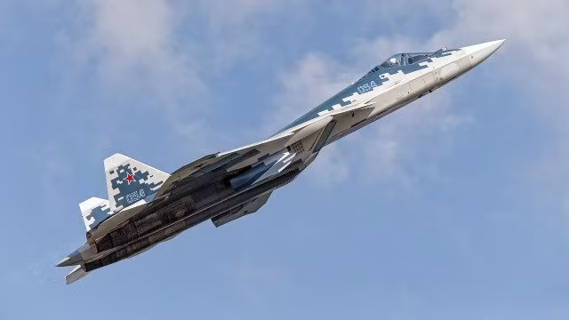 Radar mặt đất của Nga sẽ có thể chỉ điểm mục tiêu cho máy bay chiến đấu Su-57 trong phạm vi tối đa (200 km) và trong cự ly này, Su-57 có thể tiêu diệt F-16 bằng tên lửa tầm xa RVV-BD, hoặc bằng tên lửa tầm trung (110 km), khi đó phi công F-16 không hiểu ai đã tấn công mình. Ảnh: CNN, Pinterest, Aviation. 