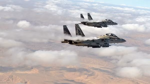 Bất chấp các thỏa thuận, Israel vẫn phớt lờ sự an toàn của quân đội Nga và tấn công các mục tiêu sát nách căn cứ không quân Khmeimim của Nga. Hiện vẫn chưa rõ trong hoàn cảnh nào, thì hệ thống phòng không của Nga sẽ khai hỏa vào máy bay chiến đấu của Israel? Nguồn ảnh:QQ.