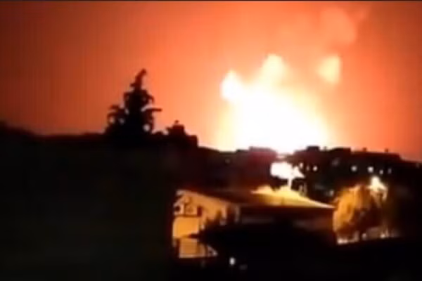 Theo thông tin từ truyền thông Israel, vụ tấn công của Không quân Israel là nhằm vào container vũ khí, được chuyển từ Iran đến cảng Latakia; tuy nhiên phía Syria phủ nhận và cho biết đó là các loại sản phẩm, vật liệu xây dựng.