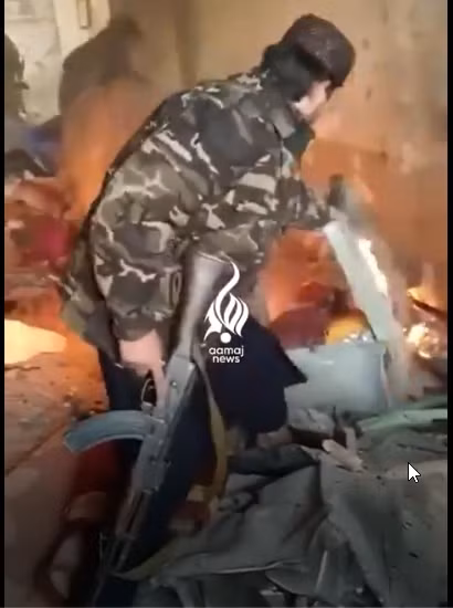 Trong cuộc tiến công này của Taliban, họ đã sử dụng vũ khí tên lửa hạng nặng, bằng chứng là nhiều bộ phận của một tên lửa không xác định đã phát nổ.