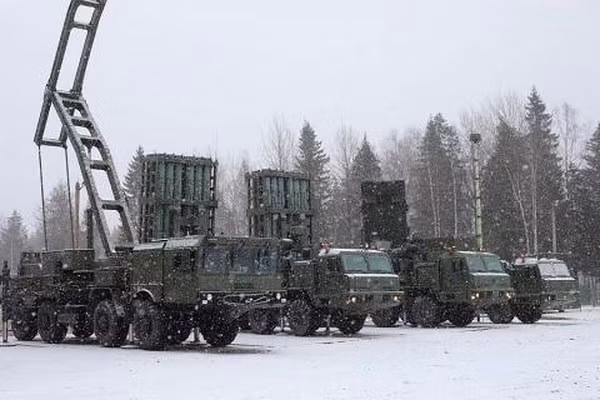 Trước đó một chút, người ta biết rằng Nga đã điều các hệ thống phòng không S-350, Buk-M3 tới biên giới Ukraine. Mặc dù đây là những hệ thống phòng không có tầm bắn hạn chế, nhưng chúng có thể chống lại những cuộc tập kích đường không ồ ạt, tên lửa hành trình và UAV. 