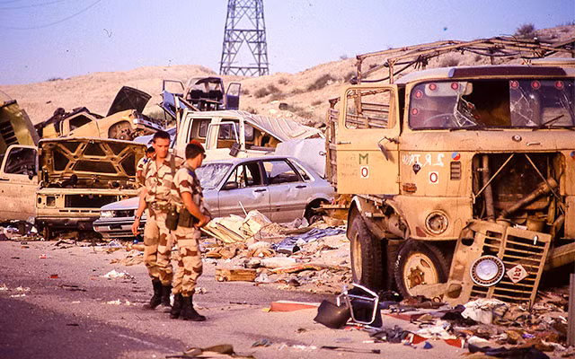 Các lực lượng Anh, Arab Saudi và Bahrain cũng tiến vào từ bờ biển phía đông bắc. Quân đội Iraq hoảng loạn và mất tinh thần, rút về cố thủ ở sân bay quốc tế Kuwait và các giếng dầu ngoại ô thành phố. Liên quân đã chủ động không sử dụng không quân trong trận này để bảo vệ các giếng dầu quan trọng.