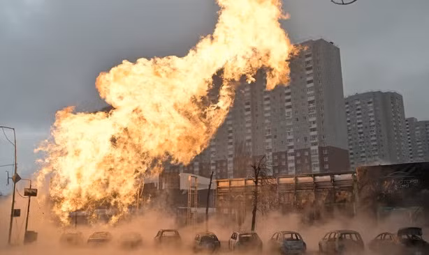 Trong khi nước Nga vẫn đang để tang các nạn nhân của vụ tấn công khủng bố ở Moscow và tự hỏi liệu kẻ sát nhân có phải là tổ chức cực đoan IS hay không, thì Quân đội Nga và Ukraine vẫn đang chiến đấu ác liệt và tiến hành các cuộc không kích vào nhau.