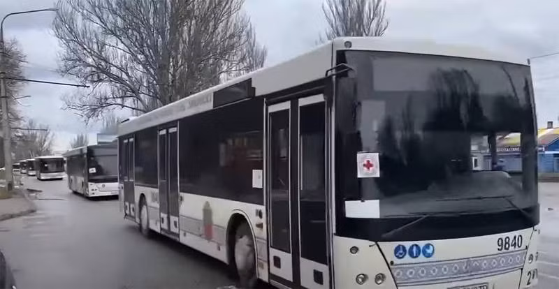 Trong khi đó, ở Mariupol, hoạt động nhằm loại bỏ lực lượng của Tiểu đoàn Azov khỏi thành phố có thể sẽ được bắt đầu trong thời gian tới. Hành lang nhân đạo được thiết lập để sơ tán dân khỏi thành phố Mariupol. Liên quân Nga và dân quân Donetsk đã chiếm Mangush, chốt chặn cuối ở phía tây thành phố.