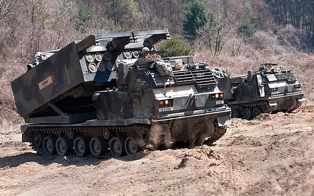 Tuy nhiên Quân đội Mỹ và NATO không "nghiện" pháo phản lực phóng loạt như các chỉ huy Quân đội Liên Xô/Nga; họ chỉ phát triển và sử dụng một hệ thống MRLS có cỡ nòng duy nhất là loại 227mm, để tiện cho công tác bảo đảm kỹ thuật và hậu cần trong chiến đấu.