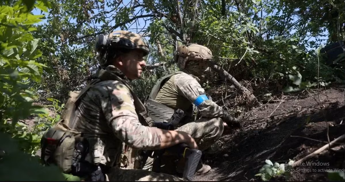 Đối với Quân đội Ukraine, việc giữ vững Karlovka không chỉ quan trọng trong việc giữ vững tuyến phòng thủ mới từ quan điểm bảo vệ các vị trí của họ, mà còn đảm bảo sự gắn kết của tuyến phòng thủ. 