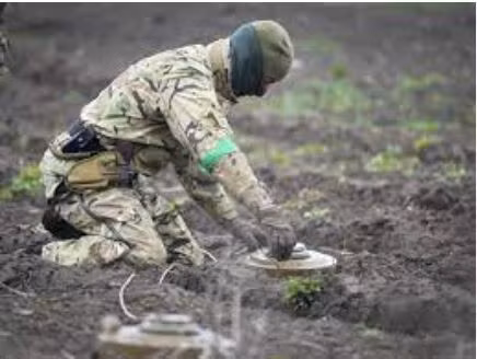Giờ đây, để tiến về phía trước, lính dù của Quân đội Ukraine phải tiến hành rà phá mìn trực tiếp bằng tay . Chiến thuật này được cho là kém hiệu quả, đặc biệt là khi Quân đội Nga sử dụng rộng rãi việc rải mìn từ xa. Các sĩ quan của Lữ đoàn tấn công đường không 82 của Ukraine cũng nói về sự thiếu hụt, hay đúng hơn là sự vắng mặt của lực lượng công binh.