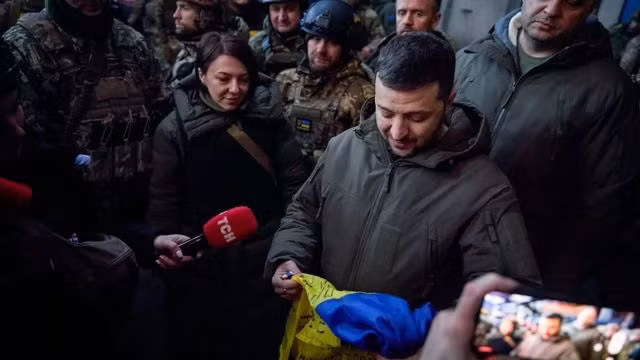 Mặc dù mặt trận Bakhmut rất ác liệt, nhưng chỉ vài ngày trước, Tổng thống Ukraine Zelensky đã xuất hiện trở lại tiền tuyến, nhằm trực tiếp động viên tinh thần của những lính đang cầm súng chiến đấu tại Bakhmut.
