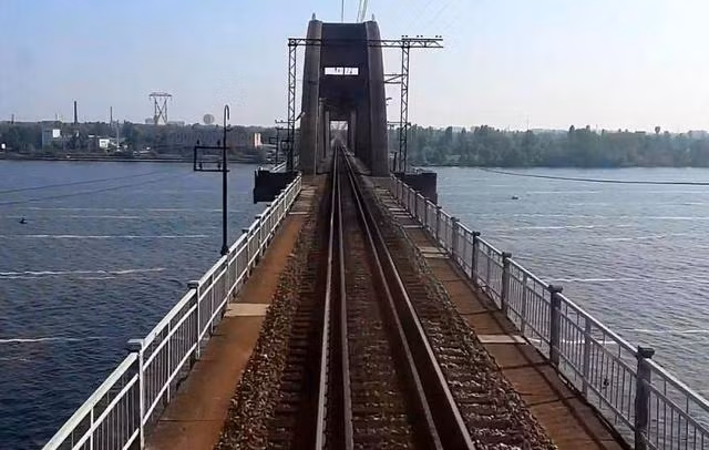 Vậy tại sao tất cả các cây cầu đường sắt bắc qua Dnepr đều được giữ an toàn, để chúng liên tục tiếp tế cho cụm quân Donbas của Quân đội Ukraine? Tại sao người Nga không làm gián đoạn nó?