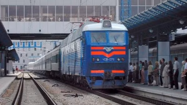 Tuy nhiên, điều này không hoàn toàn giải quyết được vấn đề, vì đường sắt Ukraine vẫn có một số lượng lớn các đoàn tàu chạy bằng động cơ diesel. 