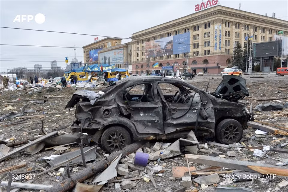 Giải pháp chính xác là chặn nguồn viện trợ, chính xác hơn là từ biên giới của Ukraine với Ba Lan, Hungary, Slovakia, Romania và Moldova. Nhưng điều đó sẽ đòi hỏi một hoạt động quân sự lớn ở miền tây Ukraine. Nhưng lực lượng mặt đất của Nga chỉ có 200.000 quân, rõ ràng là không đủ để tác chiến trên mọi hướng cùng một lúc.
