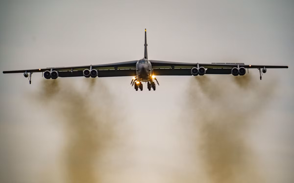 Trong hai loại máy bay ném bom chiến lược trên, thì “cụ ông” B-52 sẽ đóng vai trò tấn công từ xa. Còn B-21 sẽ đóng một vai trò chủ lực, vì nó sẽ đảm nhận trách nhiệm hoạt động trong các môi trường có tranh chấp; tức là tiến gần hơn hoặc thậm chí là vào sâu sau lưng đối thủ. 