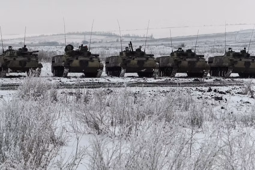 Sau khi xe tăng Nga làm suy yếu nghiêm trọng vị trí phòng thủ của quân Ukraine thông qua chiến thuật “băng chuyền”; tiếp sau đó quân Nga sẽ sử dụng chiến thuật “bầy sói”, sử dụng nhiều nhóm xe bọc thép để yểm trợ cho các đơn vị tấn công khác nhau, để phát động các cuộc tấn công trên bộ từ mọi hướng.