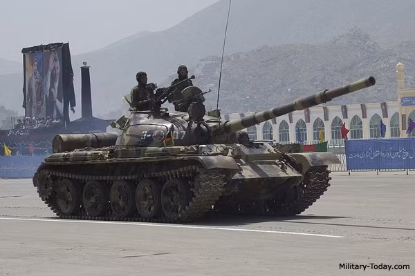 Xe tăng T-62M được cải tiến, nâng cấp từ đầu thập niên 1980, khi các biến thể tiên tiến hơn của T-72 và T-80 bắt đầu được đưa vào trang bị trong Quân đội Liên Xô, song song với các loại xe tăng mới của phương Tây như M1 Abrams của Mỹ và Leopard II của Đức.