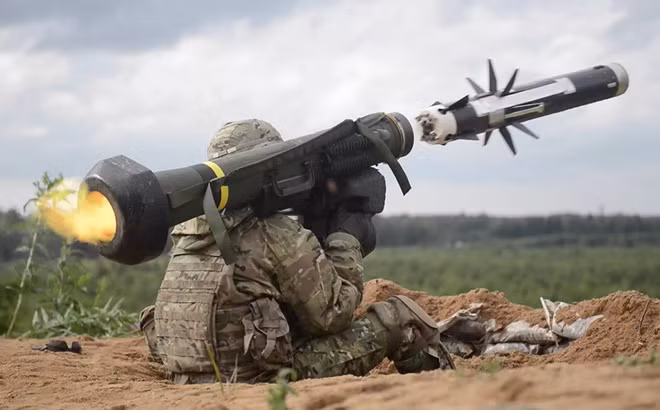Theo truyền thông Nga, việc Estonia có kế hoạch cung cấp tên lửa chống tăng Javelin cho Ukraine, nhưng hoàn toàn không bị Mỹ phản đối. Mặc dù Mỹ đang cố gắng chứng tỏ rằng họ đang giữ lời hứa với Nga, về việc giảm leo thang ở Donbass, tuy nhiên giữa lời nói và hành động thường không đi liền với nhau. Nguồn ảnh: Pinterest.