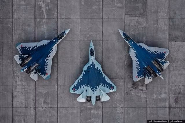 Theo một số thông tin, Không quân Nga cũng sử dụng các tiêm kích Su-57 này để săn lùng máy bay của Không quân Ukraine và số lượng Su-57 thực tế của Không quân Nga hiện chỉ có khoảng 15 chiếc. Đặc biệt là số lượng Su-57 bàn giao trong năm 2023 tăng gấp đôi so với năm 2022.