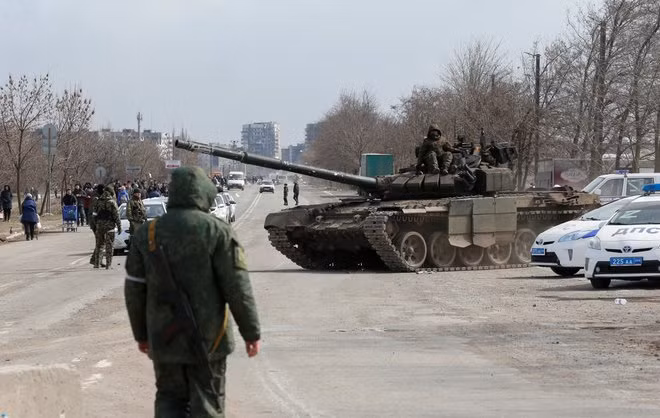 Tuy nhiên, phía Ukraine đã từ chối yêu cầu của Nga. Vào sáng sớm ngày 21/3, truyền thông Ukraine đưa tin, Phó Thủ tướng Ukraine Velesuk trong một cuộc phỏng vấn cho biết, các binh sĩ Ukraine ở Mariupol sẽ không hạ vũ khí và sẽ không sơ tán khỏi thành phố và việc này đã thông báo cho phía Nga.