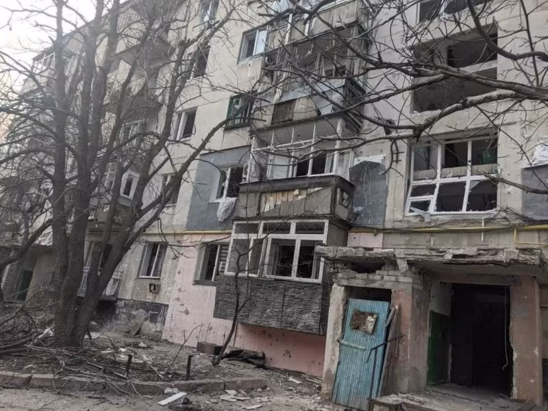 Các đơn vị đồn trú của Ukraine ở Ugledar được bố trí phân tán trong các tòa nhà cao tầng của thành phố; giữa các tòa nhà này, họ đã thiết lập được đường liên lạc ngầm dưới mặt đất. Mặc dù đang bị quân Nga tấn công dữ dội từ mặt đất và trên không, nhưng các tuyến đường liên lạc ngầm này vẫn bảo đảm an toàn.