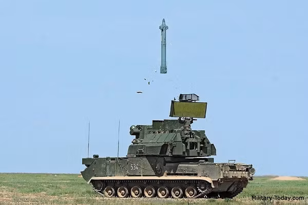 Trong nỗ lực ngăn chặn đà tiến công của Quân đội Nga, Quân đội Ukraine đã sử dụng máy bay không người lái (UAV) TB2, nhưng đã bị hệ thống phòng không Tor-M1 cơ động bảo vệ đội hình chiến đấu của Quân đội Nga phát hiện và bắn hạ.