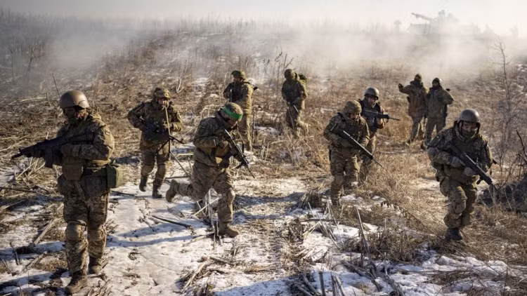 Tại ngoại ô phía nam Bakhmut, quân Wagner đã vấp phải sự kháng cự quyết liệt của quân Ukraine. Các nguồn tin từ phía Ukraine xác nhận, quân tiếp viện Ukraine đang mở cuộc phản công về phía đông dọc theo đường Mariupolskaya ở phía nam Bakhmut, đẩy lùi gần một trăm cuộc tấn công của quân Wagner và lính dù Nga.
