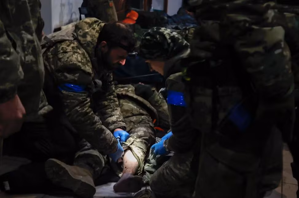 Hơn nữa, quân đội Ukraine đã mất gần 20.000 quân tại Bakhmut; vậy họ có thực sự cần thiết phải cố thủ ở “chiến trường tử thần” này hay không, khi các phương án tác chiến hiện nay của quân đội Ukraine đã bị Nga "bắt bài"?